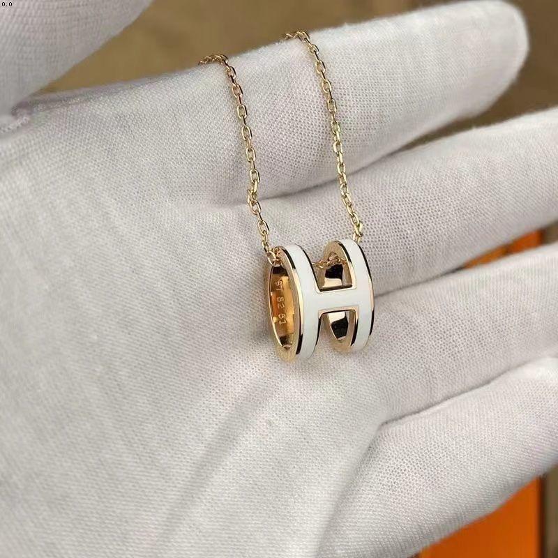 Женское высококлассное эмалированное колье Hermes с буквой H, 18-каратное розовое золото, универсальный нетускнеющий кулон на ключицу