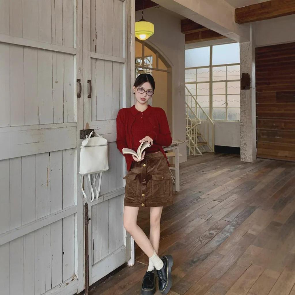 Женский красный вязаный двухкомпонентный кардиган и вышитая нижняя рубашка - осенний ретро-стиль