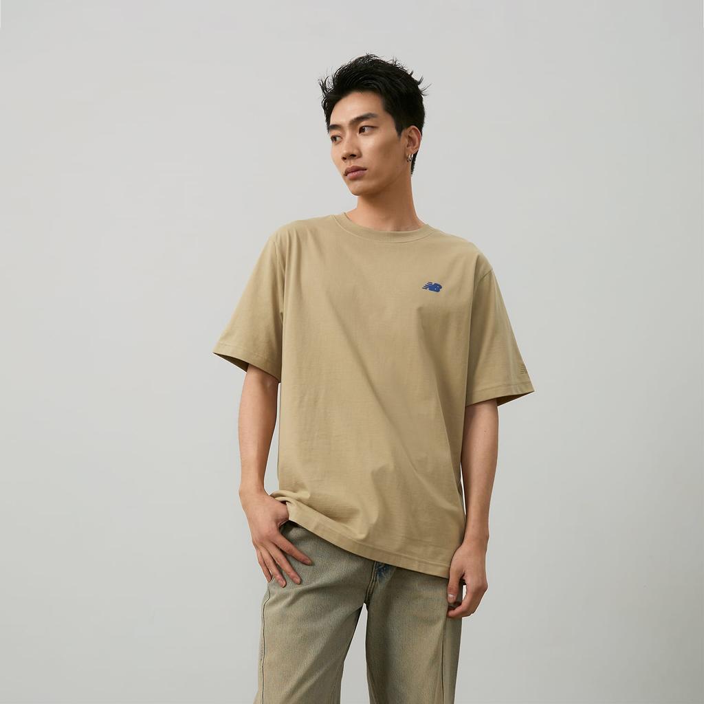New Balance X PK SHEJISHILIANMINGKUAN Привлекательность Образ жизни Коллекция Иллюстраций Футболка Унисекс Хаки NEE26121-LB