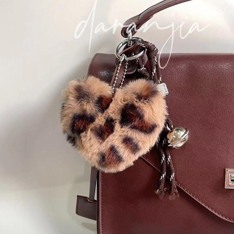 Пушистый леопардовый брелок в форме сердца, плетеная веревка, брелок для сумки, подвеска, простые универсальные аксессуары для украшения сумки