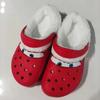 Новейшие детские клоги Mcqueen с рисунком, отверстиями, водонепроницаемые, нескользящие, сплошной красный цвет, на флисовой подкладке, для улицы и дома, повседневные, рождественские подарки