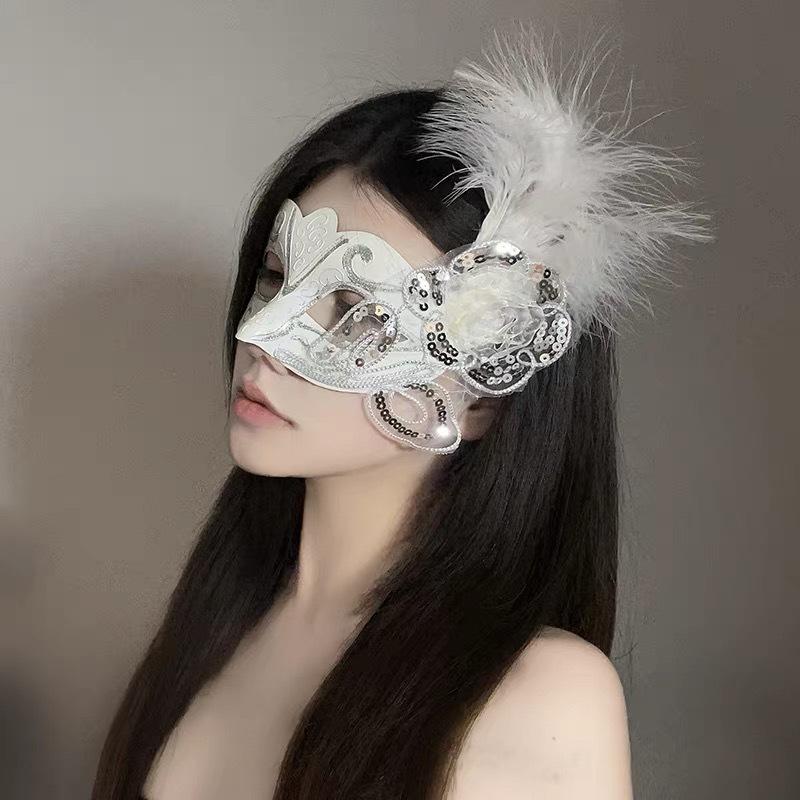 Сексуальная кружевная полумаска с перьями - аксессуар для макияжа на Хэллоуин и маскарада