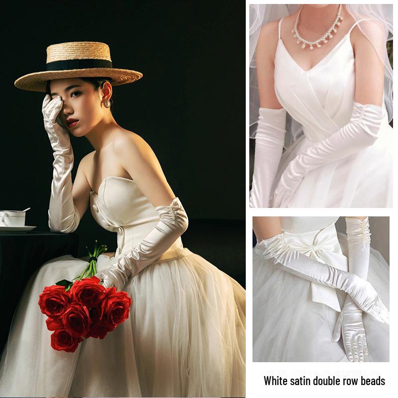 Длинные перчатки из белого атласа и кружева с бриллиантами для свадебных и торжественных фотосессий