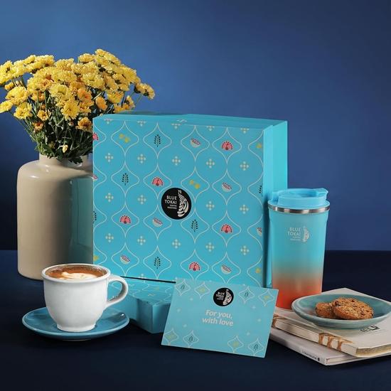 Подарочная корзина Blue Tokai Coffee Roasters Sanchay | Стакан-поилка, Жареные сухофрукты | Праздничные подарки | Подарочные корзины с кофе Гурман и Премиум