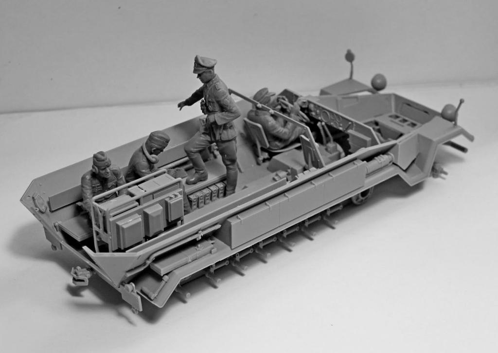 ICM German Armored Observation Vehicle with Crew Plastic Model Kit 35105 1/35 Sd.Kfz.251/18 Ausf.A
