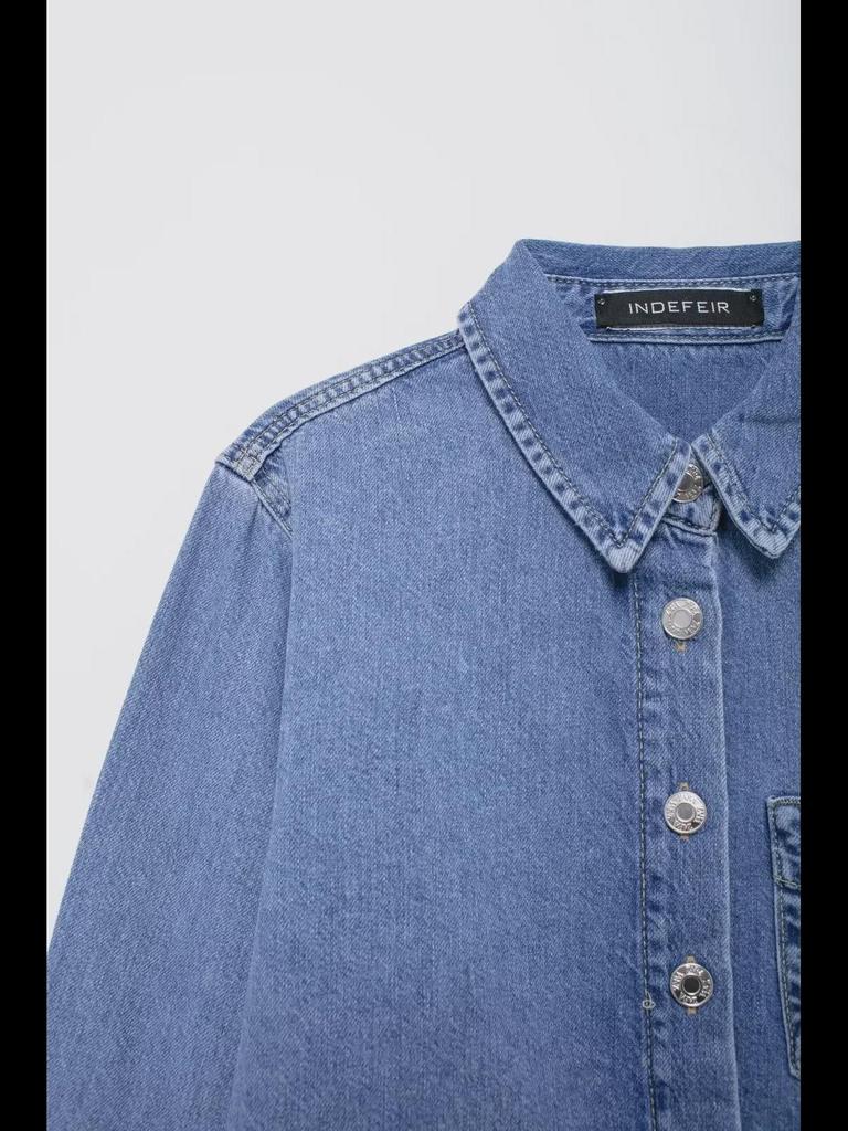 Комплект из женской джинсовой рубашки с длинным рукавом и широких брюк