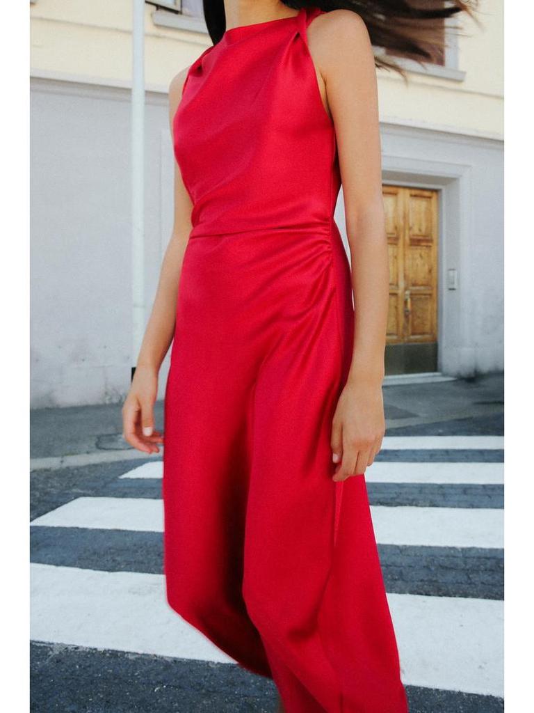 Европейское и американское женское атласное платье миди с драпировкой на талии и вырезом-капюшоном.