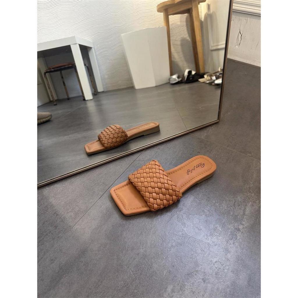 Однословные тапочки женские носят на плоской подошве с французским настроением летом 2025 года тайские сандалии женские пляжные пляжный отпуск