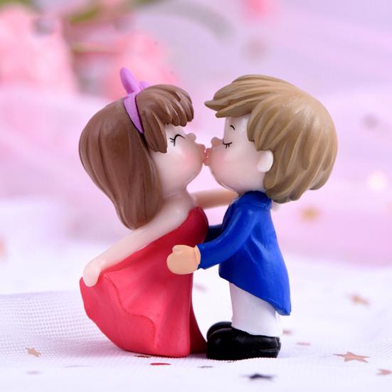 Resin Kissing Bride Groom Model Figurine Miniature Wedding Scenery Ornaments