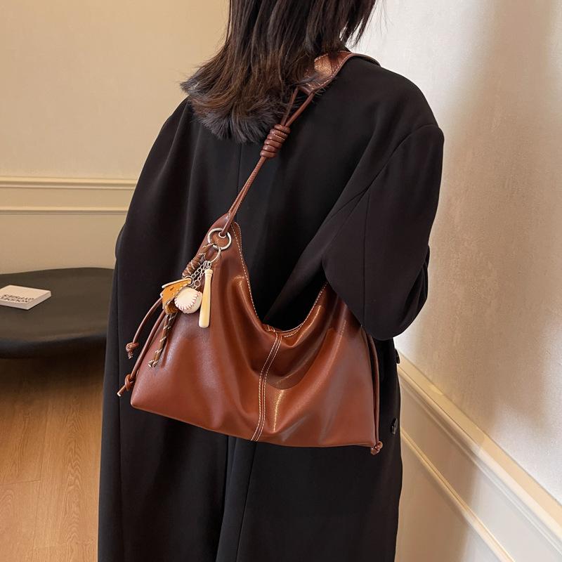 Однотонная сумка кроссбоди подмышку 2025 новая сумка-тоут повседневная для работы большая вместительность на плечо