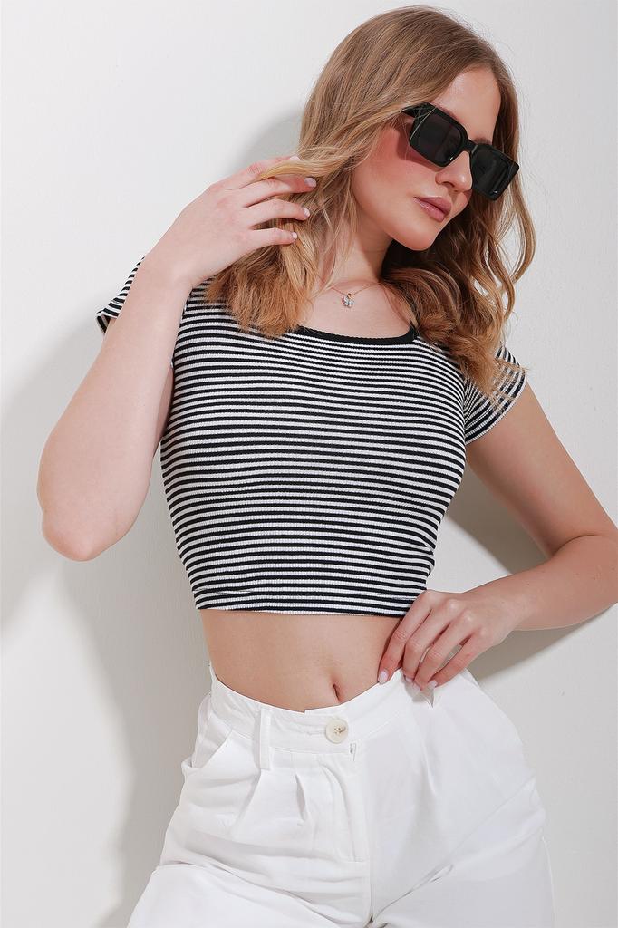 Женская блузка, модная бежевая укороченная блузка в полоску с квадратным воротником, новый сезон