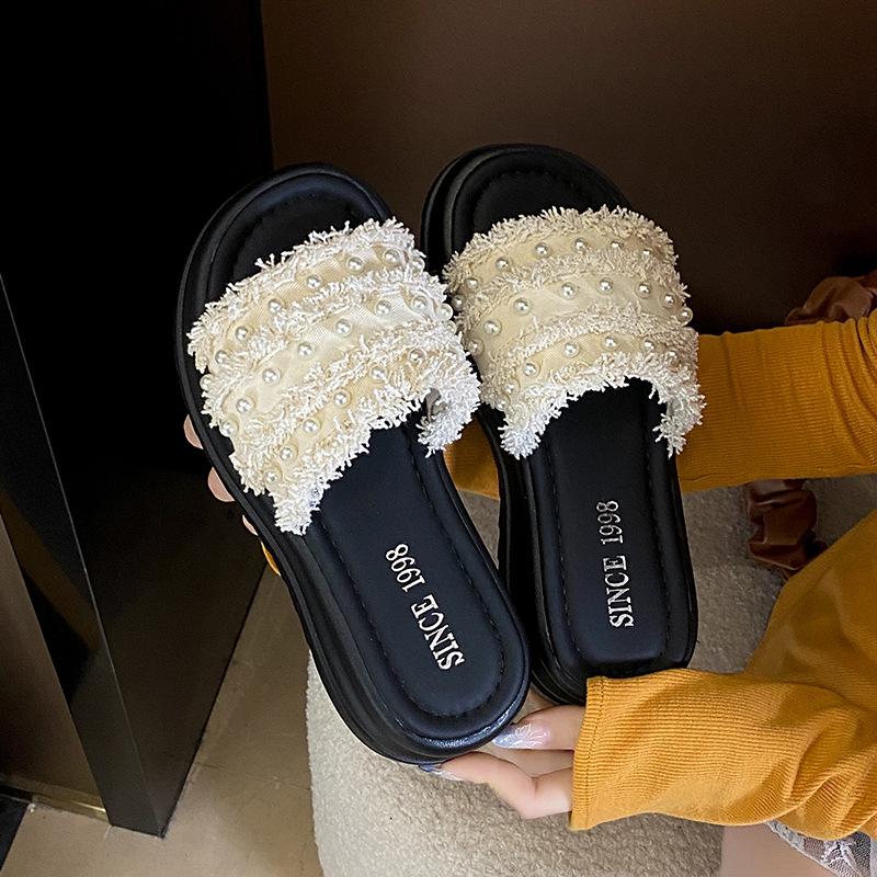 Французские маленькие ароматные тапочки женские летние 2025 новые модные жемчужные с кисточками на толстой подошве пляжные прохладные тапочки