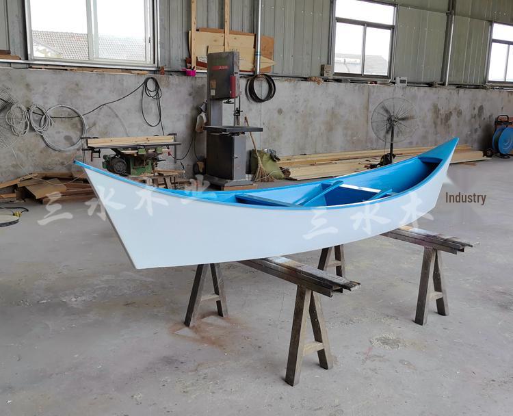 Европейская модель деревянной лодки: Декоративный Цветочный Кораблик для Ландшафтного Дизайна и Водного Туризма.