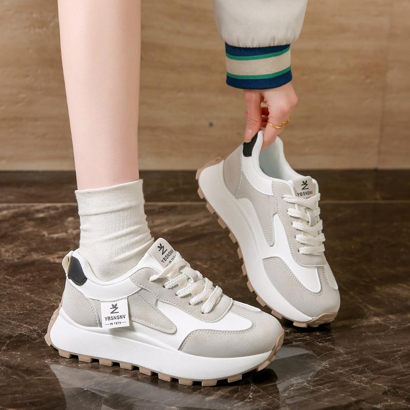 Инс корейская версия новых кроссовок для папы девушка 2025 весна студент бег спорт толстая подошва высота повседневная уличная съемка 2F28