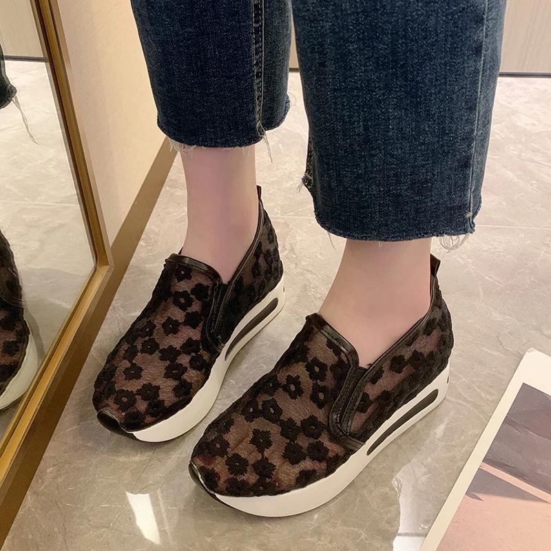 Chaussure Femme Модные женские сетчатые вышитые дышащие туфли на толстой подошве с танкеткой, повседневные и удобные спортивные туфли