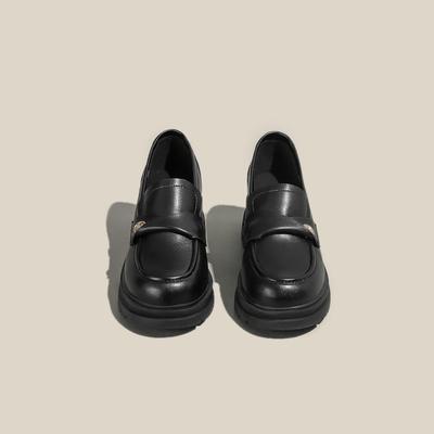 Маленькие золотые монеты ~ внутренние увеличительные туфли из кожи женские 2024 года новые черные матовые туфли на толстом каблуке женские однопедальные туфли.