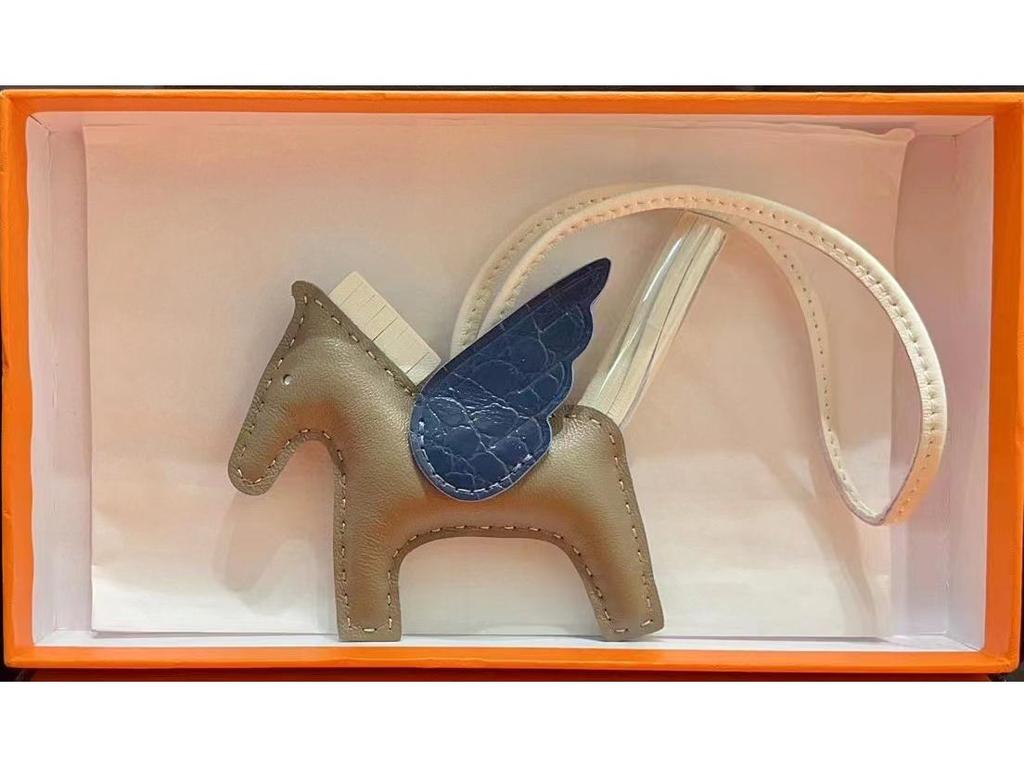 Подвеска для сумки-лошадки из натуральной кожи с отделкой из овчины и крокодила, сшитой вручную