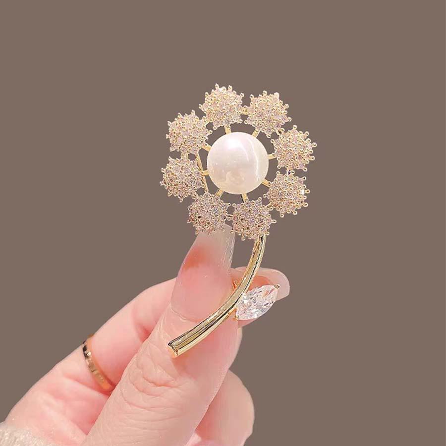 Summer Anti-Exposure Brooch: Fashionable and Luxurious Collar Pin for Women.