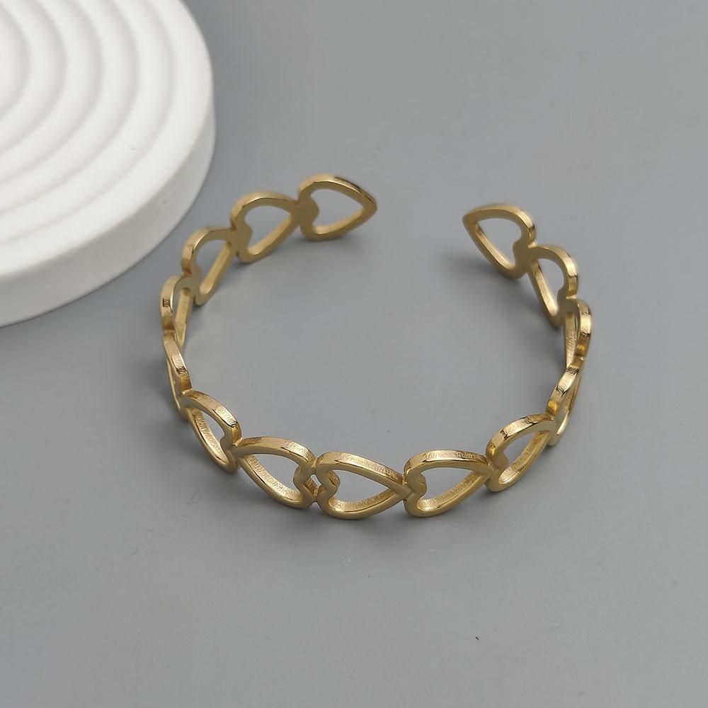 Fashionable Hollow Love Gold-plated Women's Bracelet, Waterproof and Non-fading Heavy Metal Stainless Steel Jewelry, Party Gift