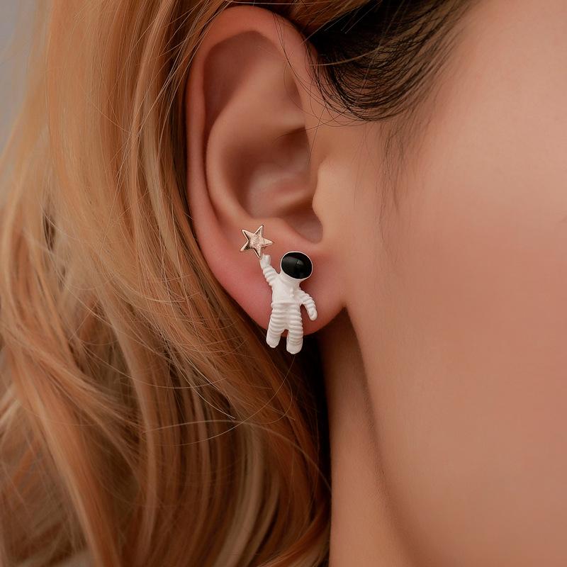 Korean Cute Astronaut Star-Picking Asymmetrical Earrings - Five-Pointed Star Design for Women
