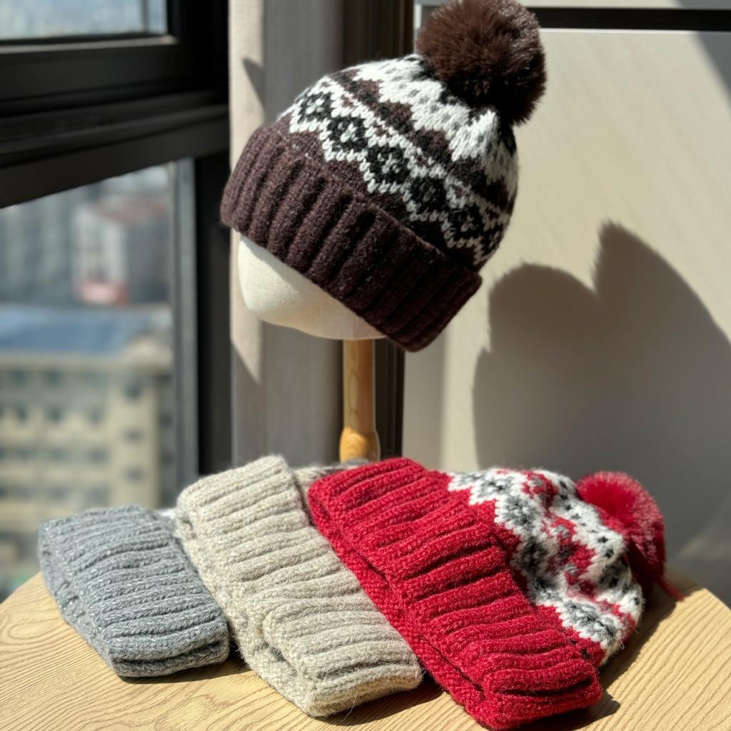 Рождественская шерстяная шапка Fair Isle для женщин, зимняя теплая и милая шапка с меховым помпоном для защиты ушей, модная холодная шапка