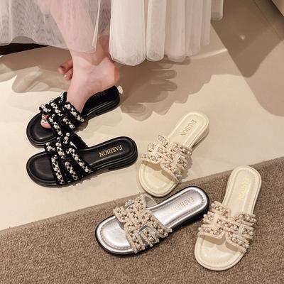 Новые модные дышащие пляжные сандалии на мягкой подошве носят поверх женских туфель на плоской подошве.