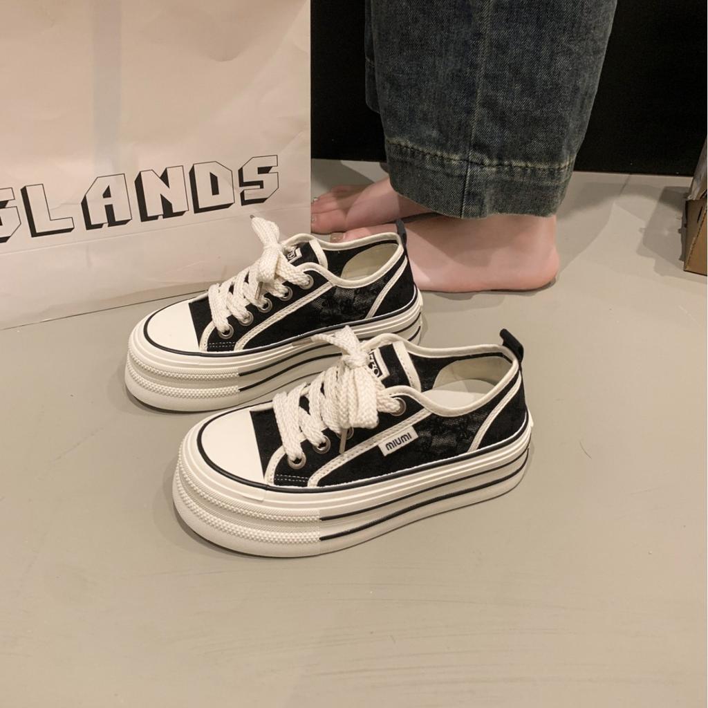 Дышащие новые толстые маленькие белые туфли женские летние туфли 2025 супер огонь с подошвой тонкие парусиновые туфли сезон повседневные универсальные юбка