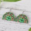 Улица. Деревянные серьги с подвеской в виде зеленого котенка и клевера ко Дню Святого Патрика