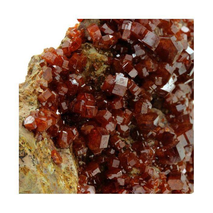 Pierres et Minéraux. Vanadinite. 1760.0 ct. Mibladen Mining District, Midelt, Maroc.
