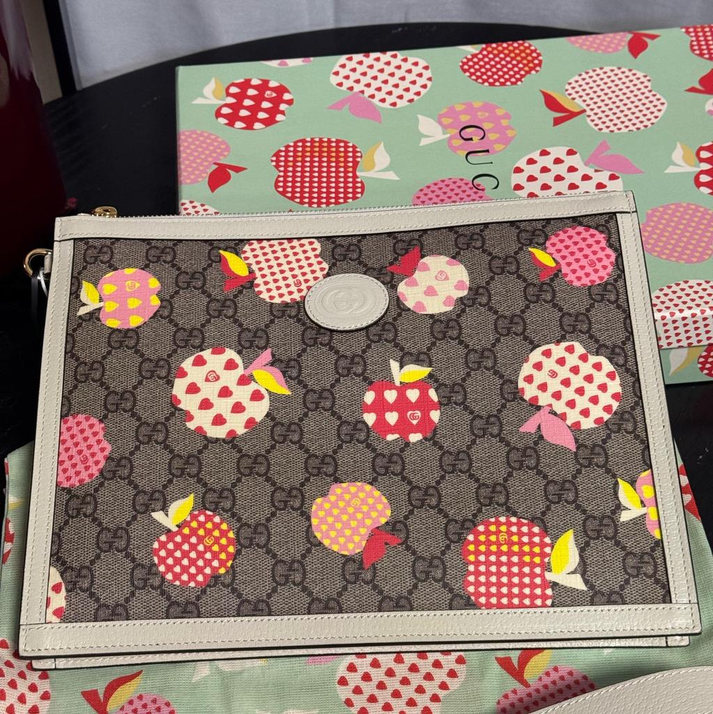 [Pre-Owned] Heart Apple Pattern Logo Canvas Clutch - Unused #1R9NWVX