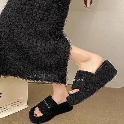 Модные маффиновые пушистые тапочки женские 2025 новые осенне-зимние уличные на танкетке на высоком каблуке с толстой подошвой хлопковые тапочки на перемычке тренд