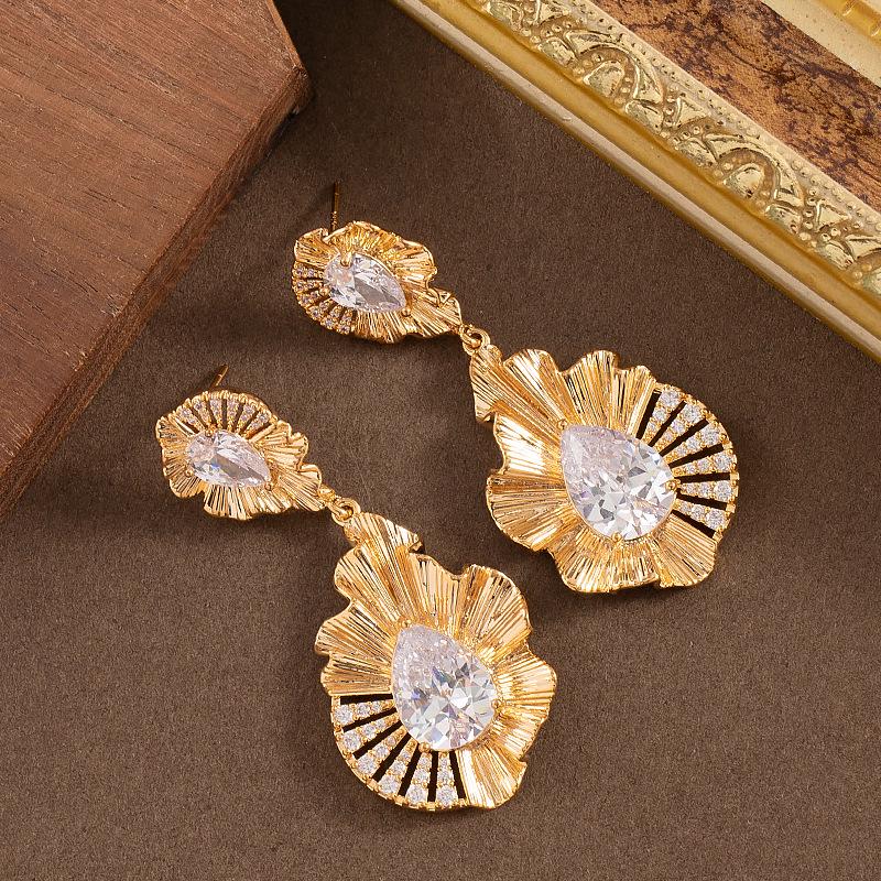 18K Gold-Plated Minimalist Diamond Teardrop Earrings - Lightweight Luxury with Silver Needle