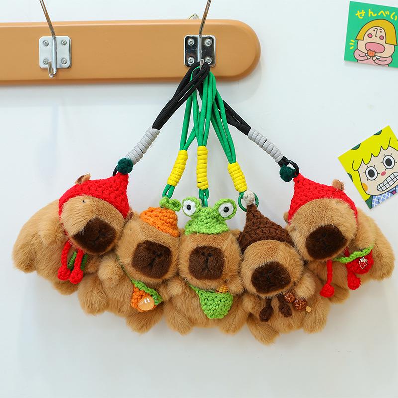 Плюшевый брелок в виде капибары – Очаровательный вязаный подарок с уличного прилавка