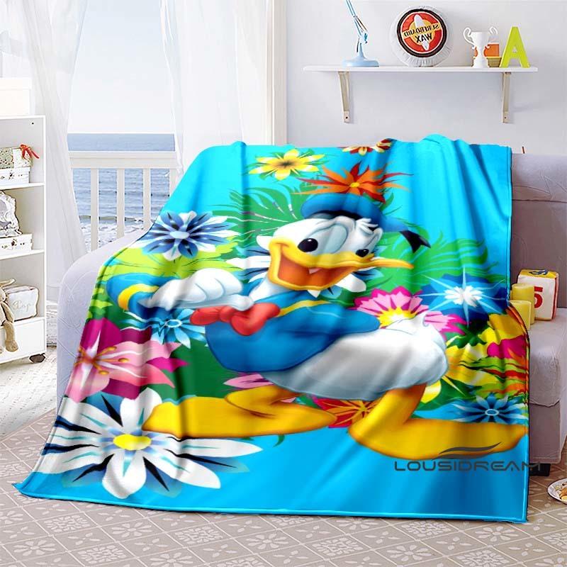 This Donald Duck cartoon print blanket is warm and comfortable, suitable for adults, and is an ideal choice for occasions such