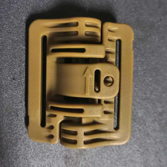 Отличная быстросъемная пряжка без перфорации, удобная, практичная.