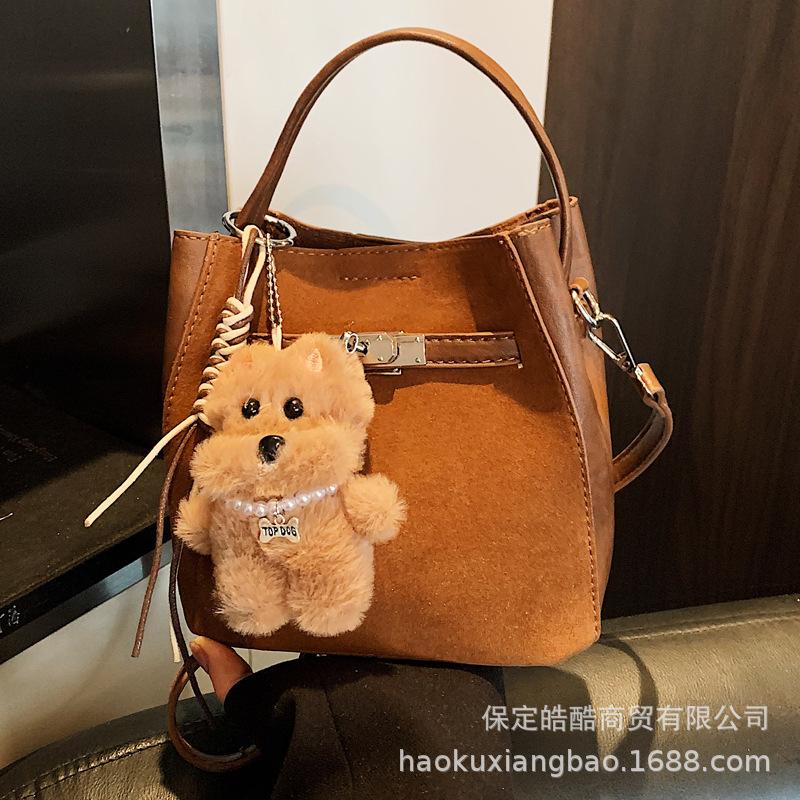 Осенне-зимняя женская портативная сумка-ведро 2025 новая универсальная модная в иностранном стиле изысканная для работы нишевого дизайна на плечо