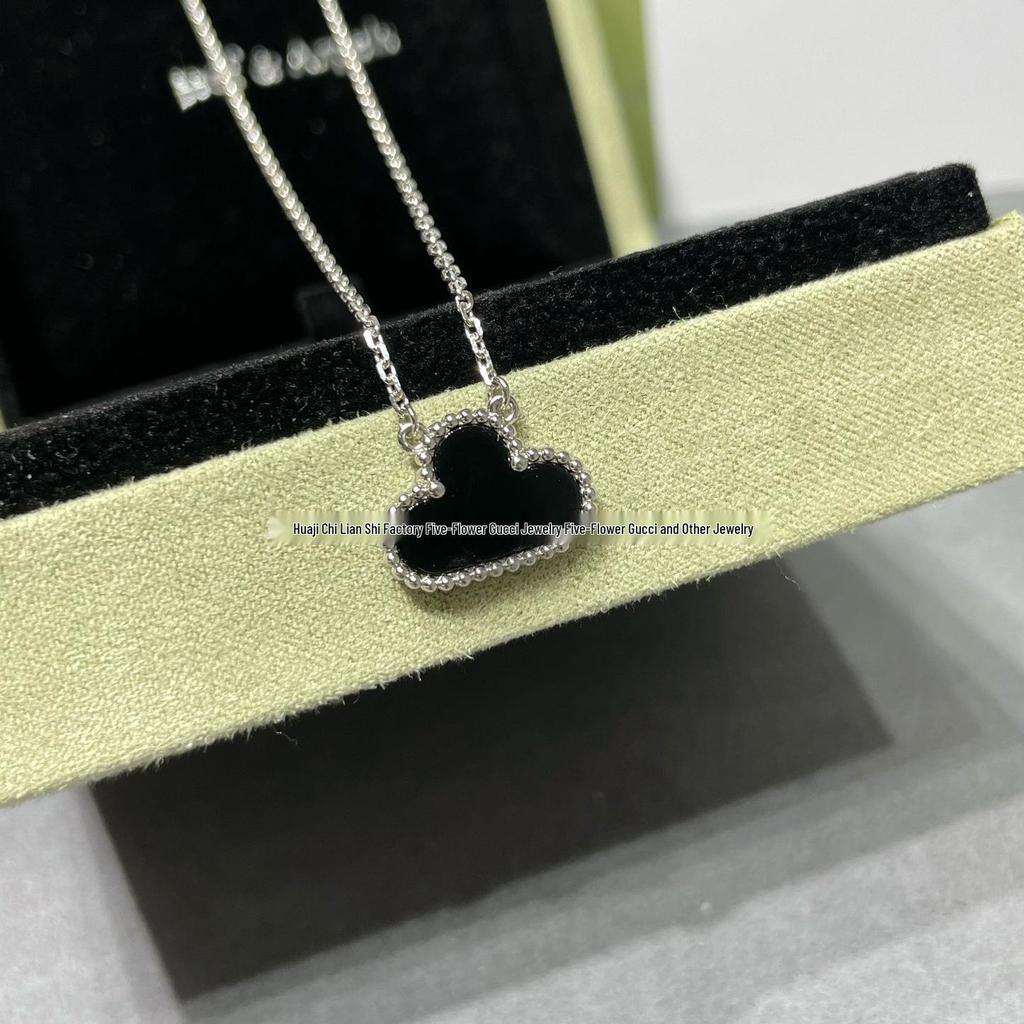 Ожерелье «Четырехлистный клевер» Van Cleef: Золотой кулон с дизайном в виде пяти цветков, с белым перламутром, красным агатом и бриллиантом для женщин.