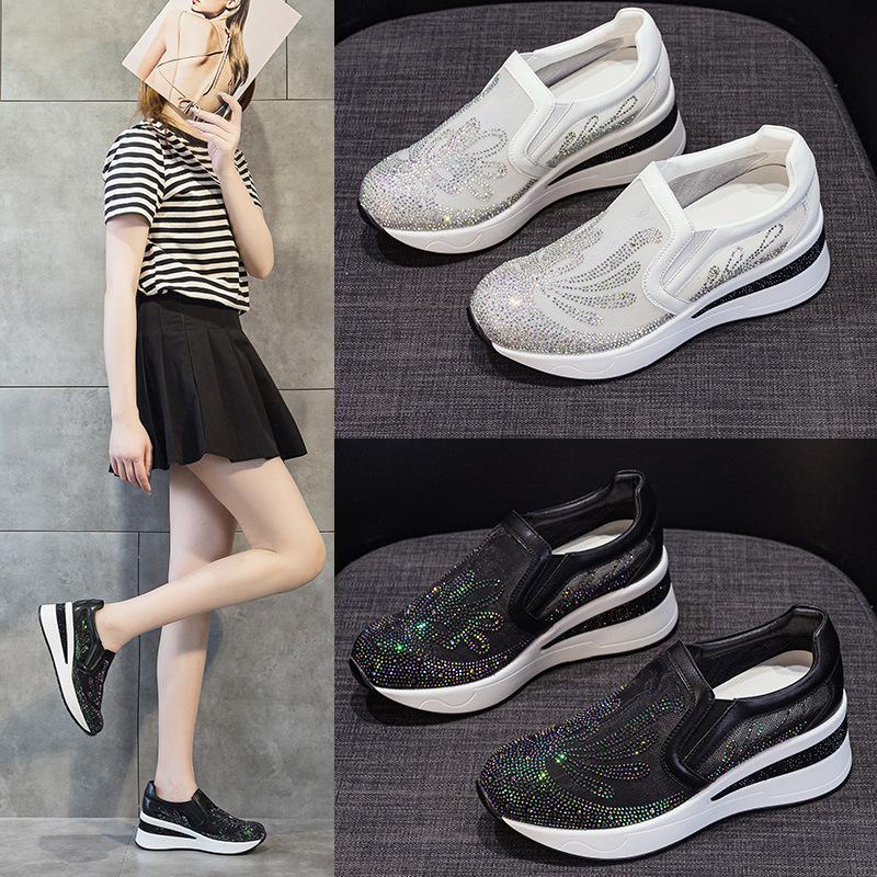 2025 новые вышитые туфли на танкетке, одинаковые туфли для женщин из сетки, дышащие, со стразами, на платформе-маффин, повседневные, модные, для торгового центра