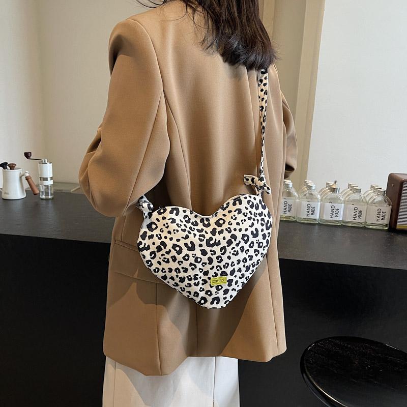 Сумка в форме сердца, женская сумка через плечо с леопардовым принтом, мини-сумка