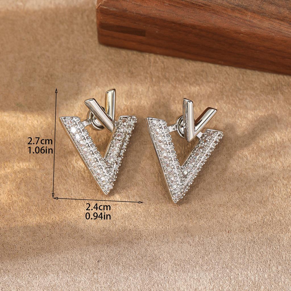 V Letter Stud Earrings, Women's Light Luxury Design, Simple and Exquisite Feeling, Wearing Triangular Cold Wind Earrings Before and After