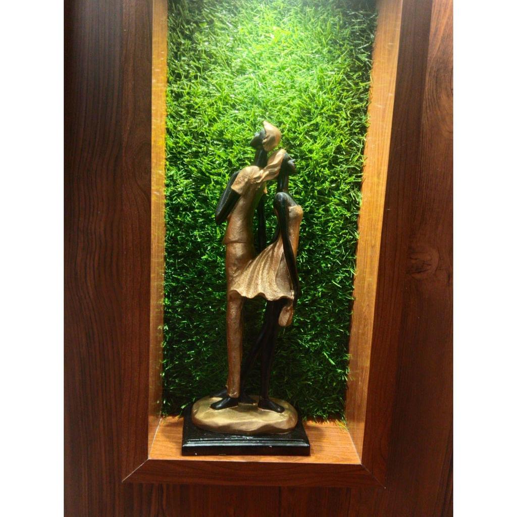 Стильная золотисто-черная статуэтка романтической пары из смолы для домашнего декора (Упаковка из 1 шт., черный и золотистый)