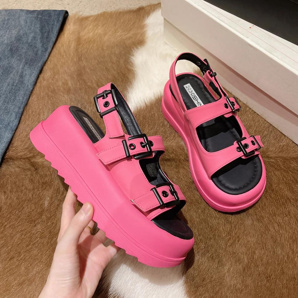 Модные сандалии на толстой подошве для женщин, лето 2024 г., новые европейские и американские двухслойные пляжные сандалии для женщин, туфли на платформе, сандалии