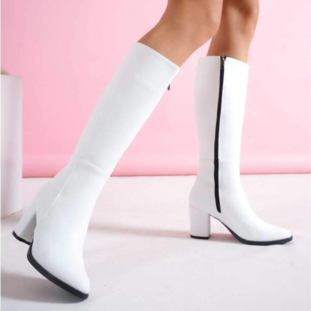 Модные женские белые сапоги выше колена на высоком каблуке