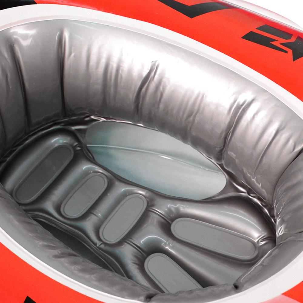 Надувной мультяшный самолет, надувные плавательные круги. Шезлонг в летних забавных надувных кругах для плавания.