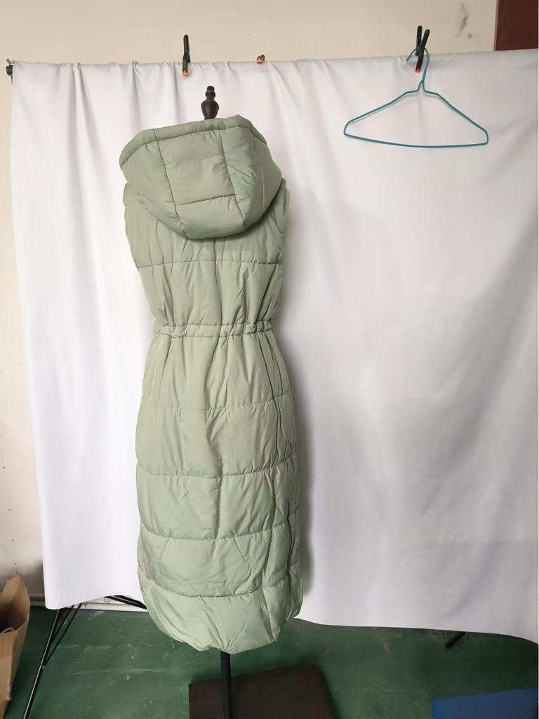 Однотонная хлопковая куртка с капюшоном и жилетом на талии — повседневная однобортная модель без рукавов.