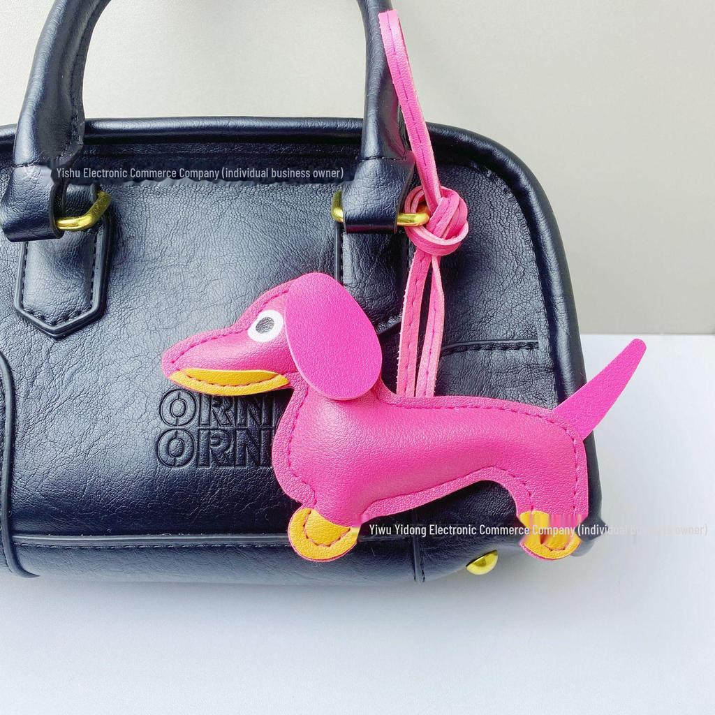 Брелок из искусственной кожи в виде таксы: Милый трансграничный аксессуар для автомобиля и креативное украшение для сумки.