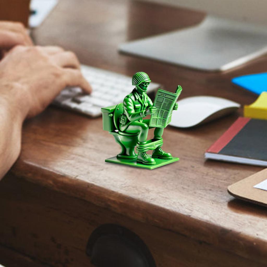 Забавный зеленый человек Забавный зеленый солдат на унитазе