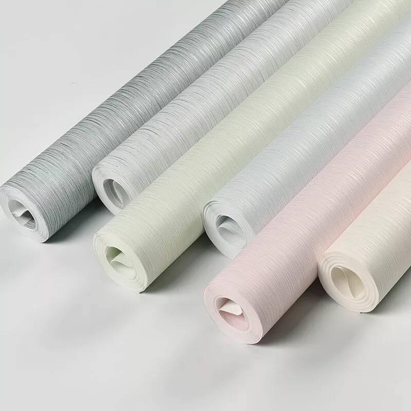 Стильные современные обои в вертикальную полоску бежевого, светло-зеленого и мягкого серого цветов, идеально подходящие для современного домашнего декора в гостиных и спальнях.