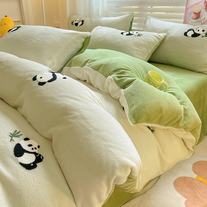 Зимнее полотенце с вышивкой, молочный бархат, комплект из четырех предметов, утолщенное теплое постельное белье с героями мультфильмов, коралловое фланелевое пододеяльник