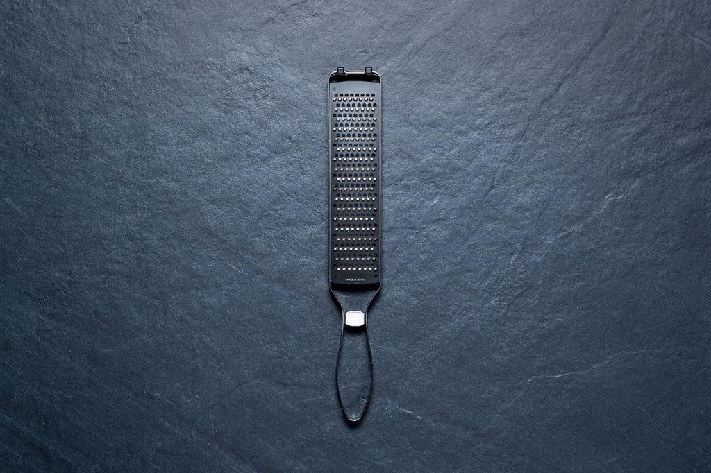 Терка для тонкой нарезки Iidaya Everoroshi Pro in Professional Stick Type Zester Grater JK06 (Сделано в Японии/Компактный/Нержавеющая сталь)